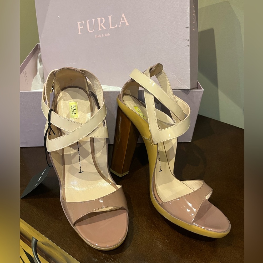 Italy-Furla Carmen nude patent leather heeled sandals (40eu size)